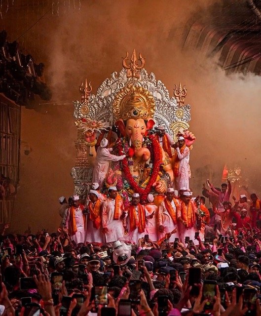 Ganpati Bappa Morya: Mumbai Bids a Grand Farewell to Lord Ganesha During Ganesh Visarjan 2026